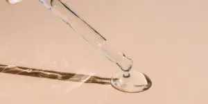 Egzosomos ir peptidai: kaip namų sąlygomis pasiekti klinikinį odos atjaunėjimą be kosminių kainų